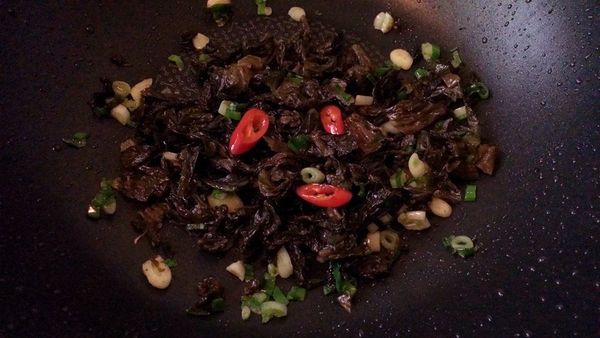 加入梅干菜拌炒一下