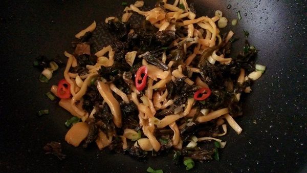 加入愛之味 玉筍、調味料一起拌炒