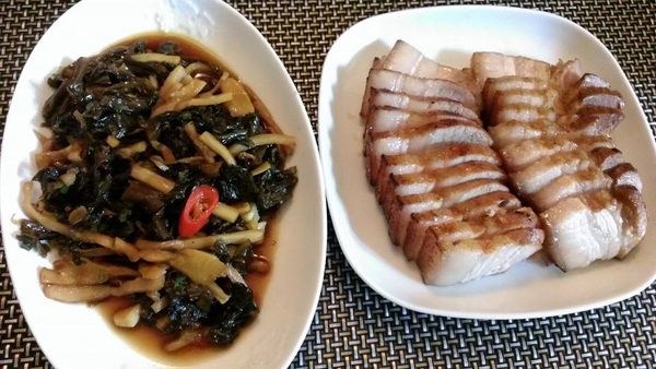 玉筍梅干料盛起備用；三層肉切片備用