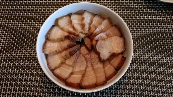 拿一個有深度的碗，將肉片排上