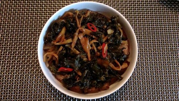 愛之味玉筍梅干配料覆蓋於排好的肉片上，入電鍋蒸約60~80分鐘