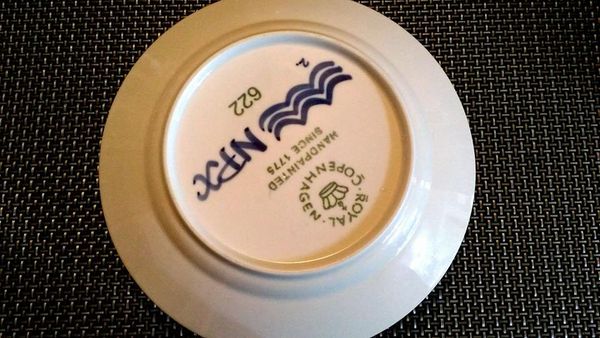 蒸熟取出後，準備一個大盤蓋在上面