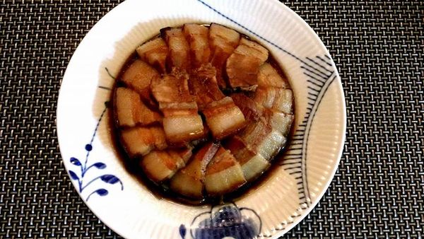 右手壓在大盤上，左手托在扣肉盤下； 兩手壓緊，迅速的向右翻面即可(若怕湯汁液出，可以在翻面前先盛起來些)