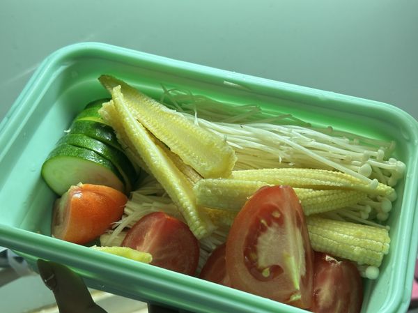 雞胸肉泡鹽巴水。蔬菜洗淨、切好。