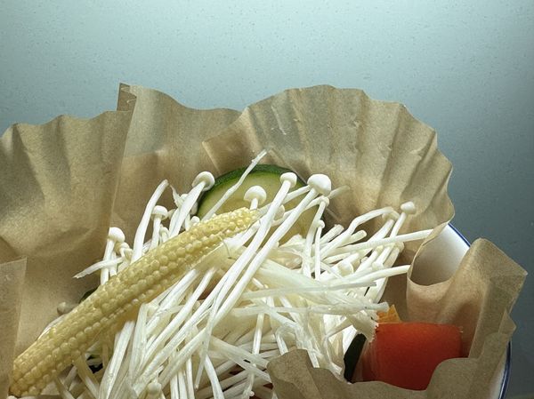 一個碗公放入烘焙紙，把材料放進去。