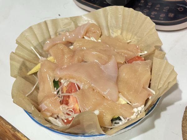 左上層放雞胸肉、鋪均勻。