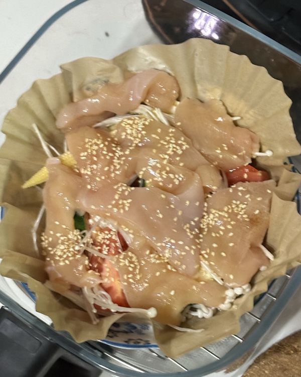 撒上少許白芝麻、香油。