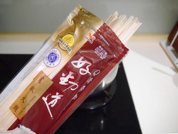 這次選用好勁道寬版大麵，來製作濃湯麵；寬版Q彈的麵條吸附滿滿湯汁，吃起來特別有滿足感！
最喜歡夾鏈袋的貼心設計，開封後不怕受潮，想煮多少拿多少，方便保存。