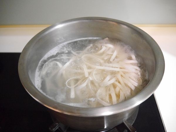 將麵條依照包裝說明下鍋煮熟（水滾下麵條大約煮7分鐘，是我喜歡的Q彈口感）

🌟利用麵條煮熟的時間，來炒肉燥與製作湯底