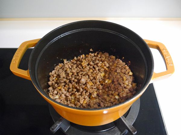 加入醬油、糖炒出糖色，再加入味噌調味，先盛出備用
