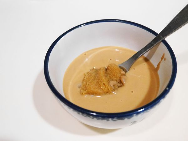 把味噌與胡麻醬先拌勻成胡麻味噌醬，這樣下鍋煮比較好化開
