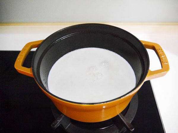 炒過肉燥的鍋子直接倒入牛奶