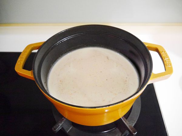 再加入胡麻味噌醬、醬油，加熱拌勻，煮開後熄火備用