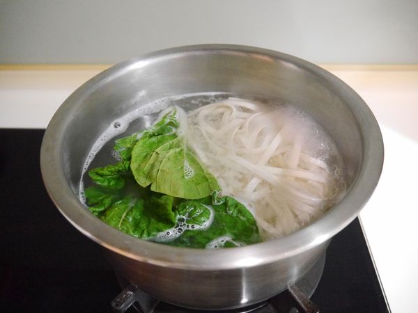 湯底、肉燥都完成了！一旁的麵條也快要煮熟了，加入喜歡的蔬菜一起煮熟
