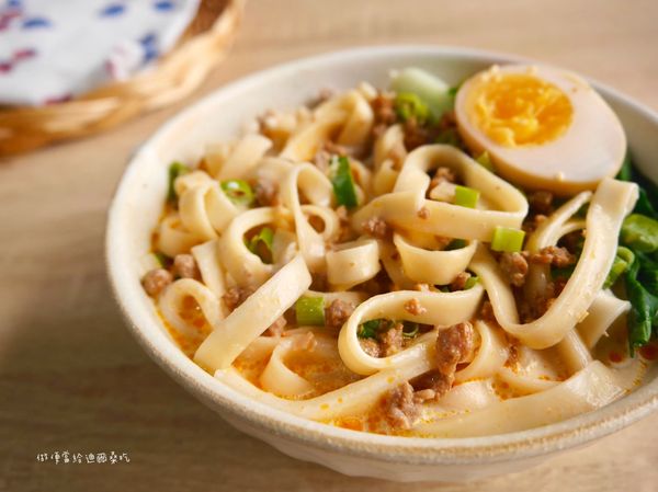 依個人喜好添加辣油，食用前全部拌勻，開動囉！😋
