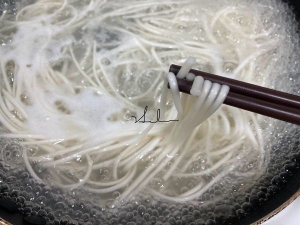 麵條的中心呈現透明狀即完成。