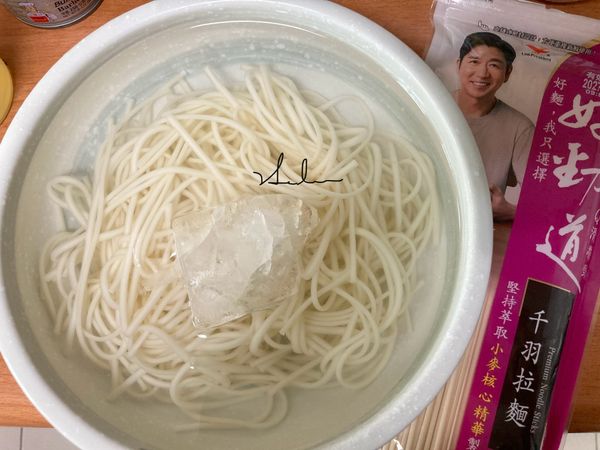 將煮好的麵條放入冰水中，記得要夠冰，不夠冰或沒有冰水就加冰塊。