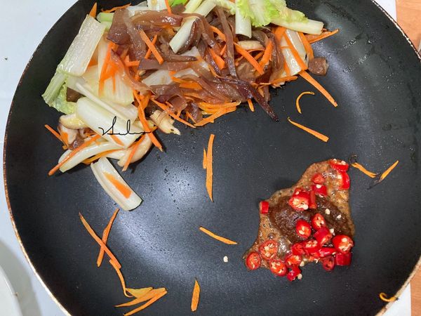 蔬菜翻炒數下略熟後將它們撥到鍋邊，小火，空出位子來放入沙茶醬和辣椒翻炒，注意!!沙茶醬一定要炒過才會好吃。