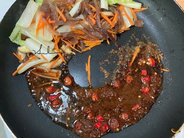 再放入醬油、黑醋和沙茶醬拌一拌。