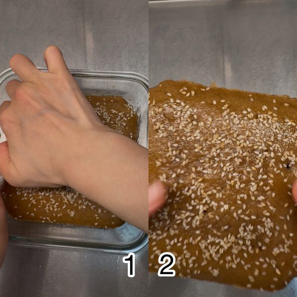 脫模： 
等黑糖糕完全放涼後，沿著四周輕壓使其脫模，分離後再倒扣約1小時。