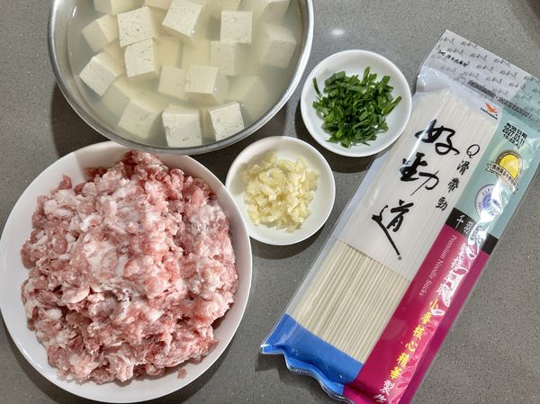 ●豬絞肉挑漂亮的後腿瘦肉洗過細絞。
●蔥綠洗淨切段再剪末；蒜瓣洗淨拍碎切末。
●麵條用-好勁道千羽拉麵，口感是不軟爛Q彈的中細麵。