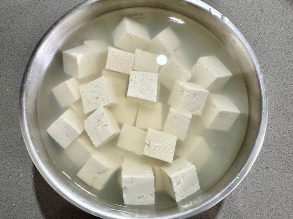 ●豆腐拆盒切喜歡大小，泡在加1/2小匙鹽(不在材料裡)的水中這能讓豆腐更好入味。