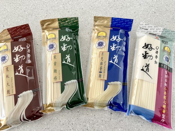 ●購買麵條會考量因素 ：
-原料純粹無添加物。
-口感Q彈跟製作手法，日曬或乾燥設備技術工法。
-小包裝夾鏈袋方便儲存。
-價格要合理，麵條300克24元，拉麵320克27元。

統一好勁道麵都有符合是我會買的麵條。