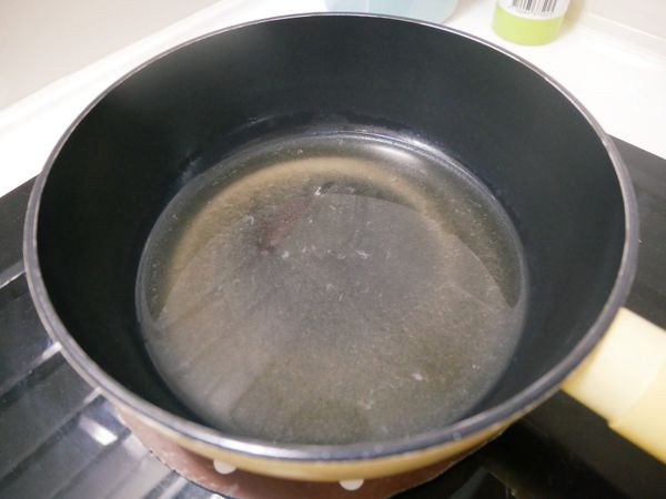接著取蒸好的冬瓜水加些許醬油、太白粉煮勾芡。最後將勾芡淋上冬瓜即完成。