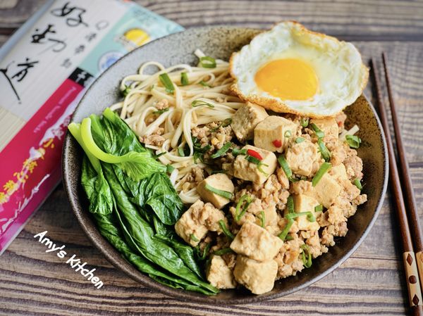Q彈的好勁道千羽拉麵淋上鹹香夠味的麻婆豆腐，好好吃，簡單做又吃得飽論上一鍋全家飽。