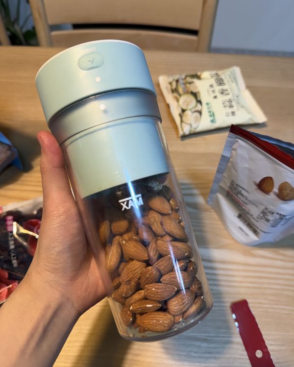 堅果用果汁機打碎