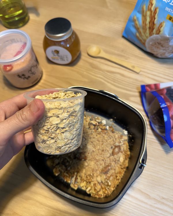 將燕麥和堅果倒入烤盤內