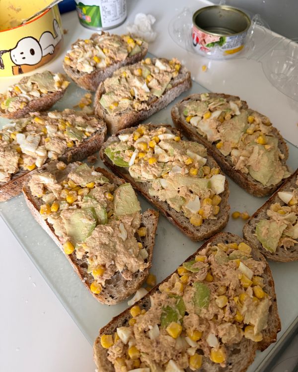 將拌好的餡料均勻地塗在酸種麵包片上