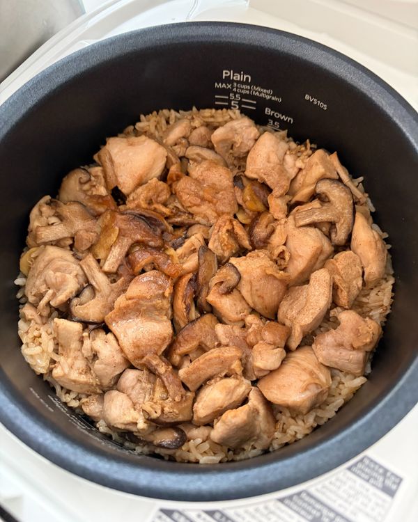 拌勻開飯: 
電鍋跳起後開蓋，加入蔥花與少許白胡椒粉，以飯匙從底部翻拌均勻，讓雞油醬香充分拌入每粒米飯。盛碗後可再淋少許麻油提香，趁熱享用！