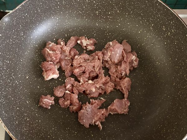 絞肉下鍋大火炒至出油出水
