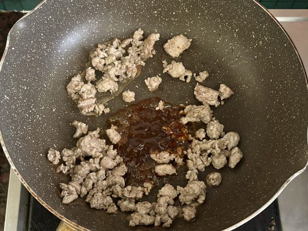 加入豆瓣醬轉小火炒香