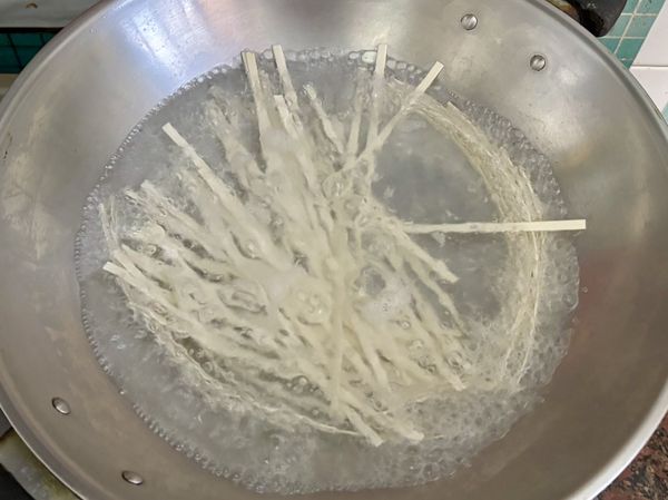 大火煮滾一鍋水，將統一好勁道寬版大麵以扇形散開放入水中，轉中火煮5分鐘