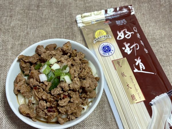 將步驟三的醬料淋在麵上，撒上蔥花，即完成
