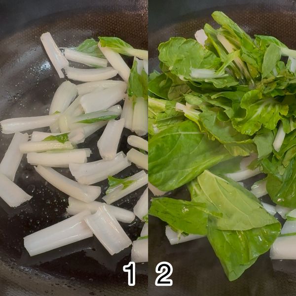 拌炒蔬菜：
熱鍋下入冷油，先加入小白菜梗拌炒約1分鐘後，再加入小白菜葉拌炒約1分鐘後，盛起備用。