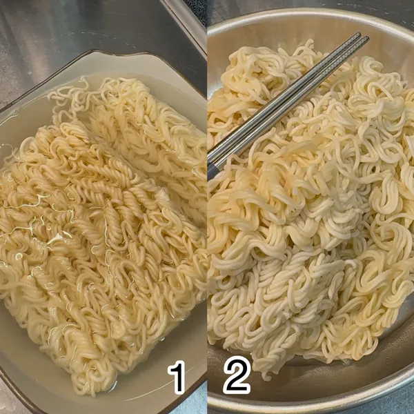 煮麵： 
燒一鍋開水，將乾拌麵的麵體放碗中，熱水浸泡3分鐘，撈起瀝乾水分備用。