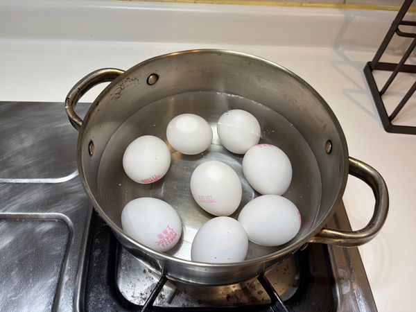 蛋冷水下鍋 水面淹過蛋 煮滾5分鐘