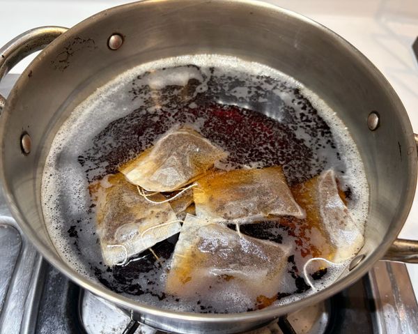 燒一鍋水放入紅茶包煮到快沸騰，泡個三五分鐘