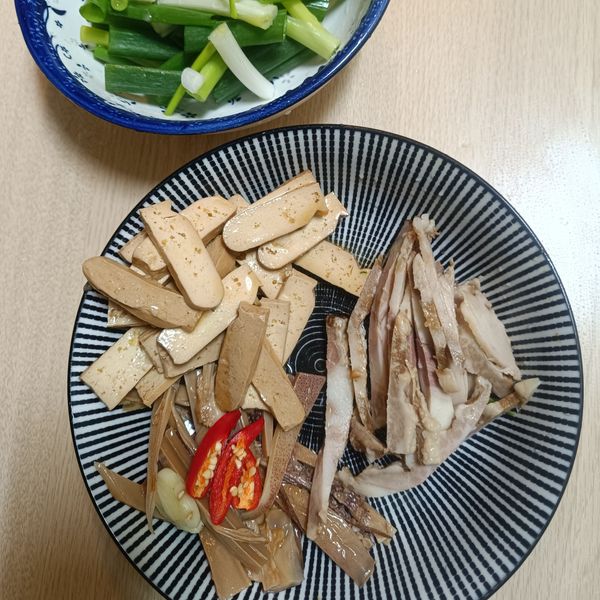 乾魷魚用水發泡後清洗乾淨再切成絲。豬五花肉切成絲、青蔥切成段、豆乾切片