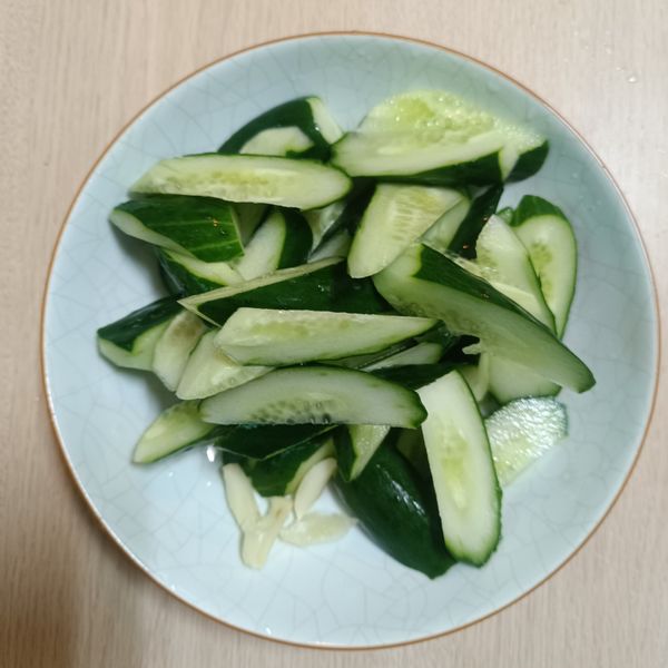 小黃瓜清洗乾淨，切成滾輪狀
