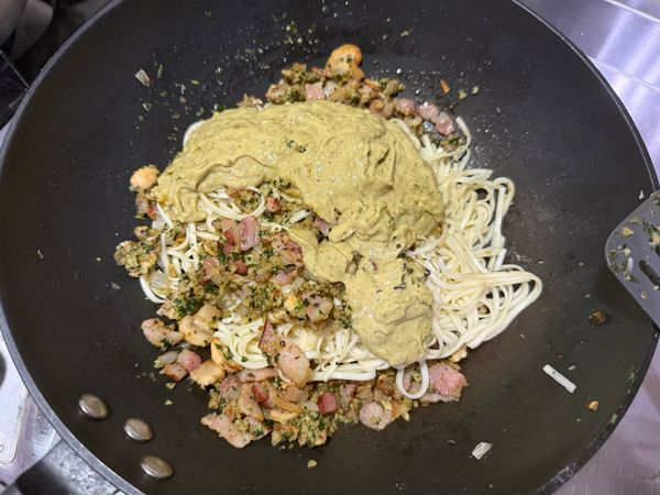 再加入開心果奶醬，大致翻炒一下