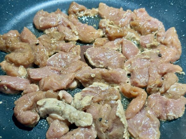 鍋小火加油把肉絲放進來拌炒。