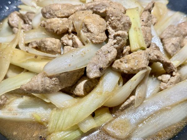 2分鐘後打開鍋蓋翻炒一下，加蠔油進來提味，翻炒讓滋味均勻，洋蔥炒熟會產生甜味就完成啦。
