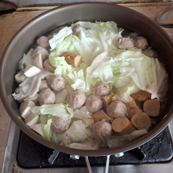 取一鍋子，放入食材們、水，煮滾後，轉小火續煮10分，加鹽拌勻即可。