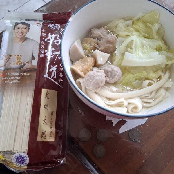 夾些麵，舀些湯料，美味開動！