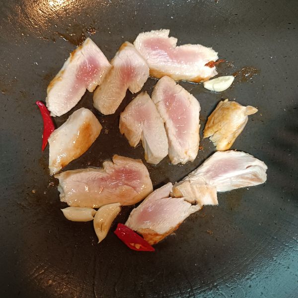 翻炒均勻，加入所有調味料，蓋上鍋蓋煮兩分鐘
