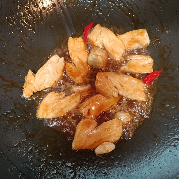 掀起鍋蓋，微收湯汁